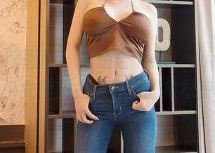 Feilin嗲囡囡 – 悄悄告诉你，yumi黄奕清的少女套图是近日我的放松良药。
