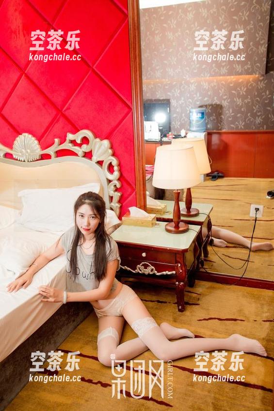 GIRLT果团网 - 分享一下黄歆苑的美图，肉丝的诱惑让我的手都忍不住想戳屏幕。
