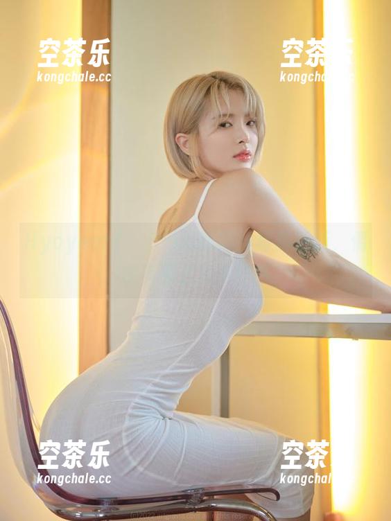 Hyoyeon(김효연)的新黑丝写真更新，偶尔有那么点小性感