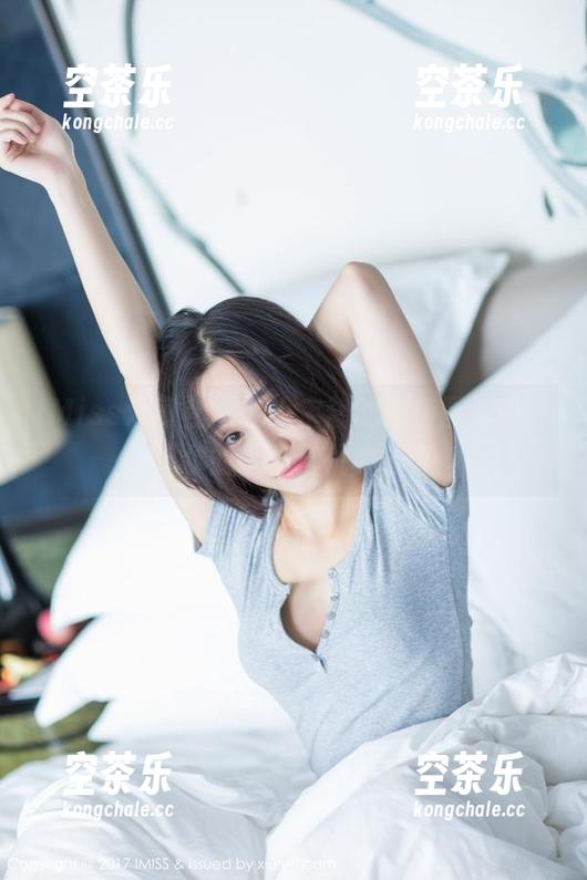 IMiss爱蜜社 - 在小宝酱的黑色图册中，偶尔的怪异与优雅并存