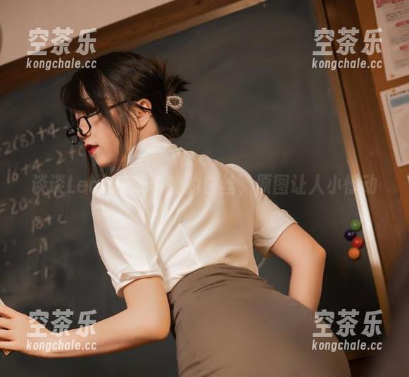 Leah梓未 谈谈Leah梓未与她的白丝,原图让人小悸动