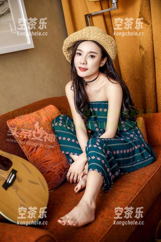 TouTiao头条女神 - 樊安妮的牛仔裤私拍合集，不厚道地让人想约她喝咖啡吧！