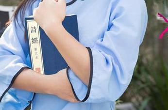 UGirls尤果网 – 当韩乐优邂逅教室：一场不按常理出牌的图集分享！