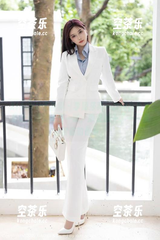 XIAOYU语画界-李丽莎 XIAOYU语画界 - 李丽莎再一次用白色作品让人感觉耳目一新,顺便脑补了一下海边度假的情景。