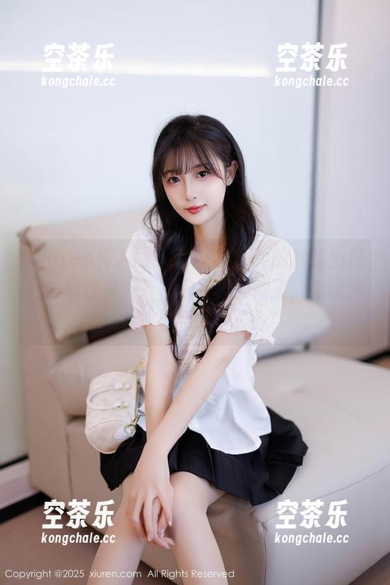 Xiuren秀人网-可乐Vicky Xiuren秀人网 - 可乐Vicky的套装图包:穿着这身,反正你是我同款了,别说我没提醒。