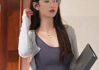 Xiuren秀人网 – 不只是一身制服，董媛媛Janel的在线图集可能会让你反复欣赏。