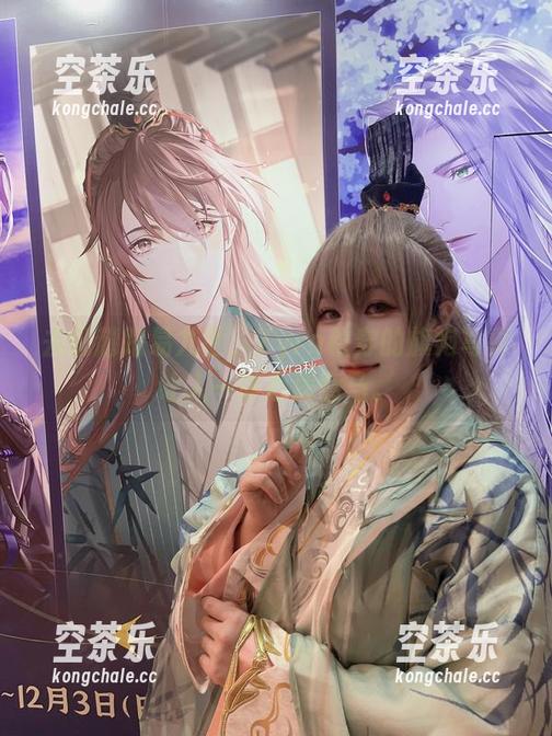 去逛趟路易九世，Zyra秋穿的旗袍写真让人一阵心猿意马。