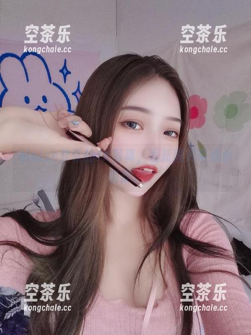 eloise软软 eloise软软的JK写真,最新图片带点小俏皮。