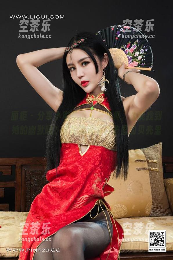 丽柜 - 分享小璐璐的海边写真，你能找到她的幽默吗？可能就藏在沙子里的贝壳里！