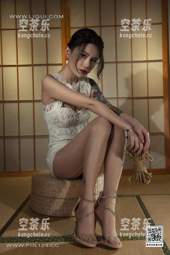 丽柜 - 左左白色写真集更新，好奇它会不会让我想起小时候的梦？