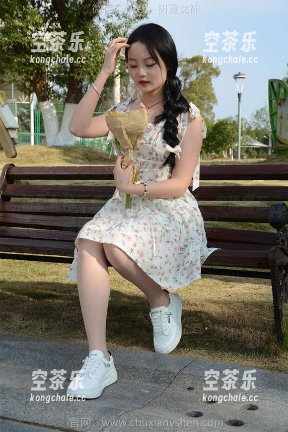 初夏女神 - 依依的寒风旗袍秀：你猜我在想什么？反正是免费作品！