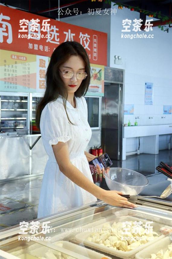 初夏女神-柒柒 初夏女神 - 柒柒在家拍私房写真:小家碧玉,一定从小喝了仙女水吧?
