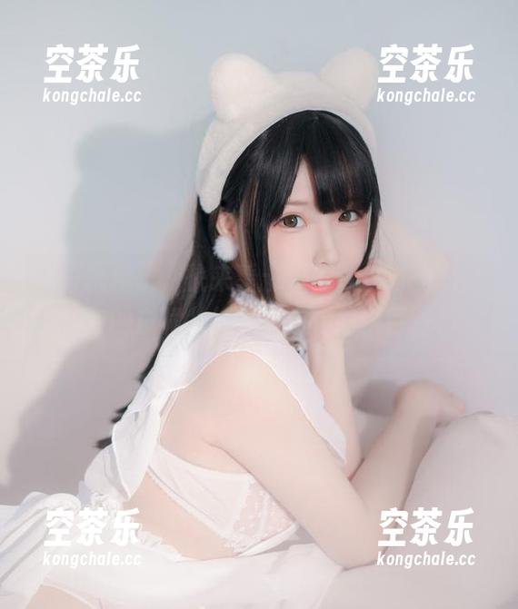 别再犹豫了，快来看十万珍吱伏特最新美图中的白裙，绝对让你想拍一百张！