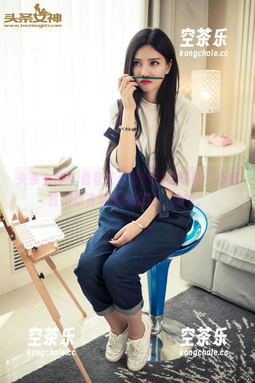 头条女神-艾小青 头条女神 - 看着艾小青的眼镜写真,心底冒出很多奇怪的想法,哈哈。