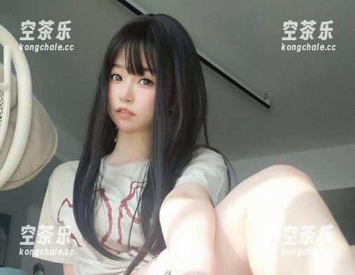 女主K 高清写真:女主K的白衬衫,简约却难以忽视的存在