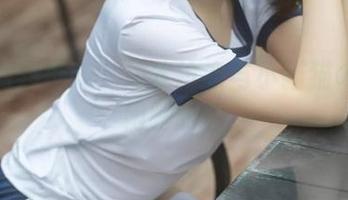 福利内容揭晓：幼水铃衣与小猫猫の轻松闲聊时刻