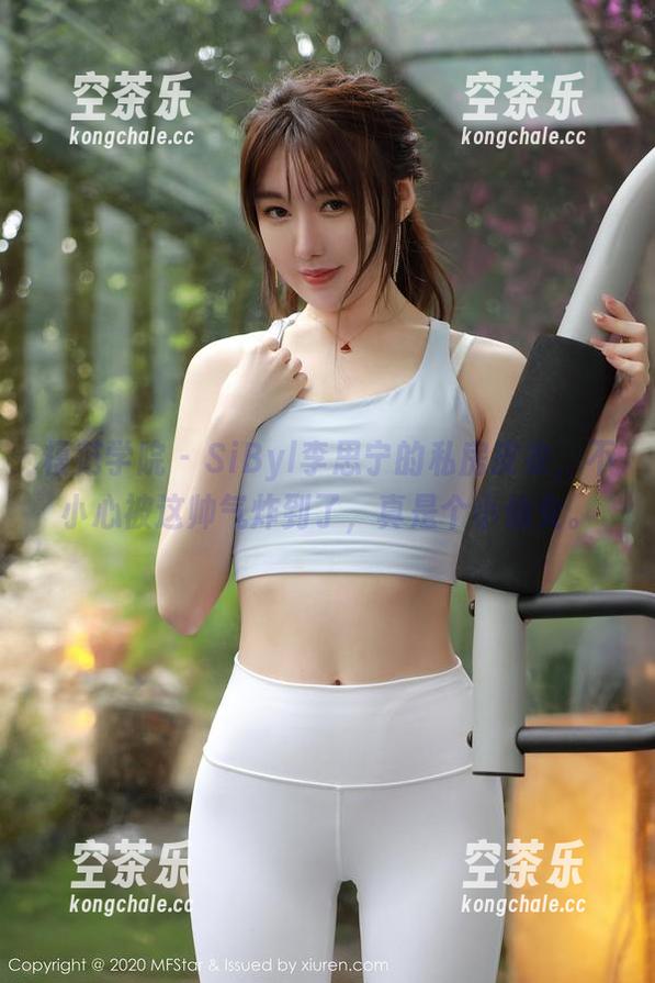 模范学院 - SiByl李思宁的私房皮衣，不小心被这帅气炸到了，真是个小仙女。