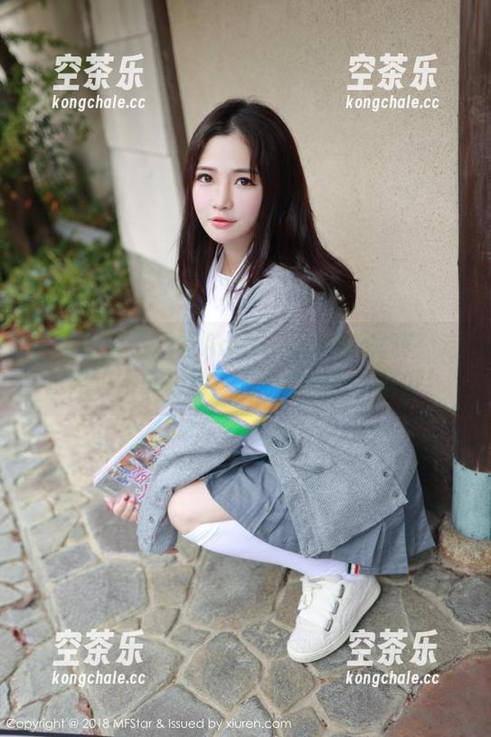 模范学院-露露Andrea 模范学院 - 露露Andrea的灰丝写真:走过路过不要错过,只要你喜欢腿就好!