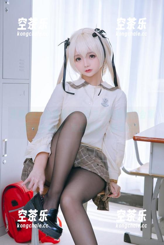 在地铁OL的迷雾中，樱井小莜的美图合集里似乎透出‘走出阴影’的光芒？