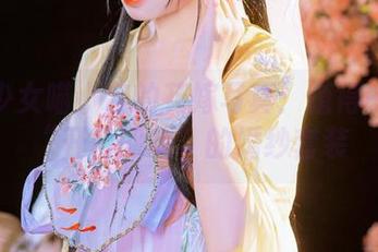 爆机少女喵小吉的花嫁写真：值得一试的“开口即收”的婚纱套装