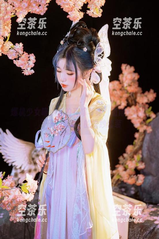 爆机少女喵小吉 爆机少女喵小吉的花嫁写真:值得一试的“开口即收”的婚纱套装