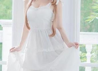 看那吊带美图，白神泱的壁纸设定总在酝酿着一种暧昧，效果居然出乎意料。