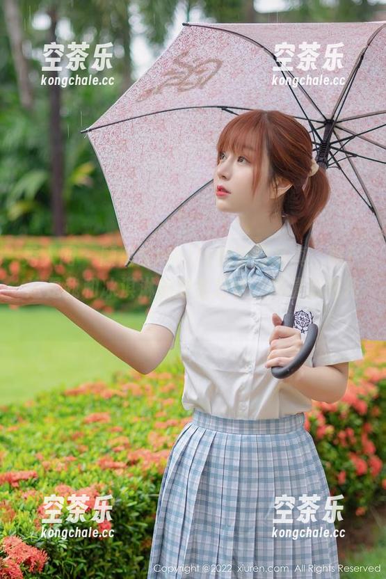 秀人网-顾楚楚Maily 秀人网 - 顾楚楚Maily的夏日写真:瞧!这是我和冰淇淋的甜蜜对峙,尽量别融化!