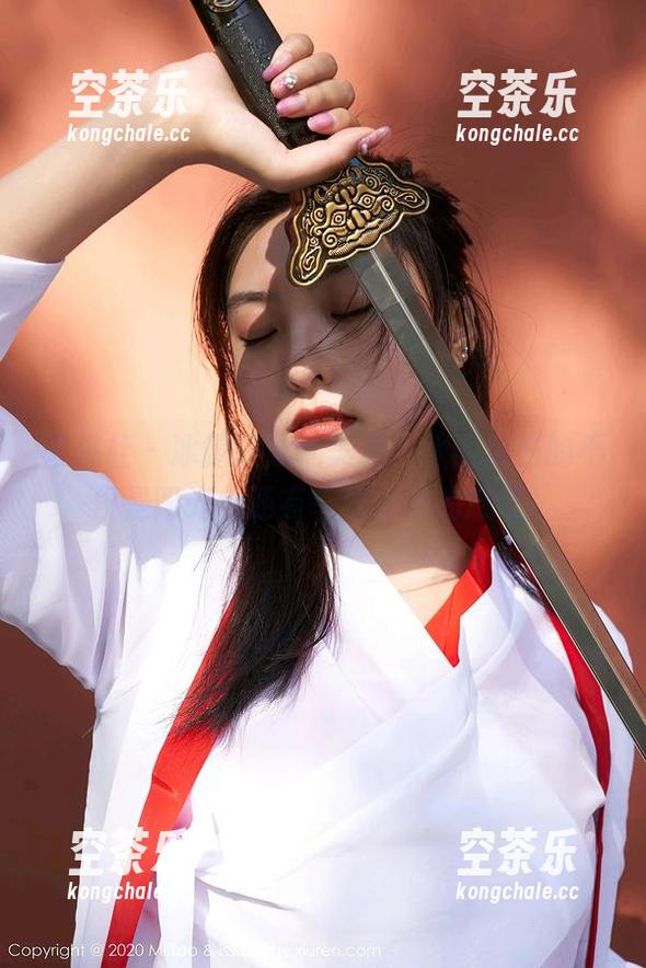 蜜桃社-冰露 蜜桃社 - 冰露的泳池美图,水面反射的不仅是阳光,还有一丝份外的意味。