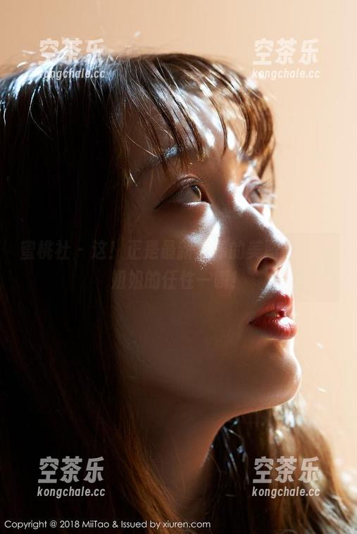 蜜桃社 - 这！正是最新真希的美图，JK小姐姐的任性一瞬！