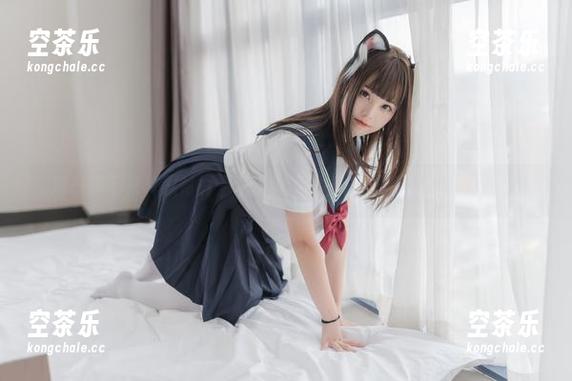 蜜汁猫裘 这一季不只有黑衬衫,蜜汁猫裘的白衬衫原图让时尚炸裂!
