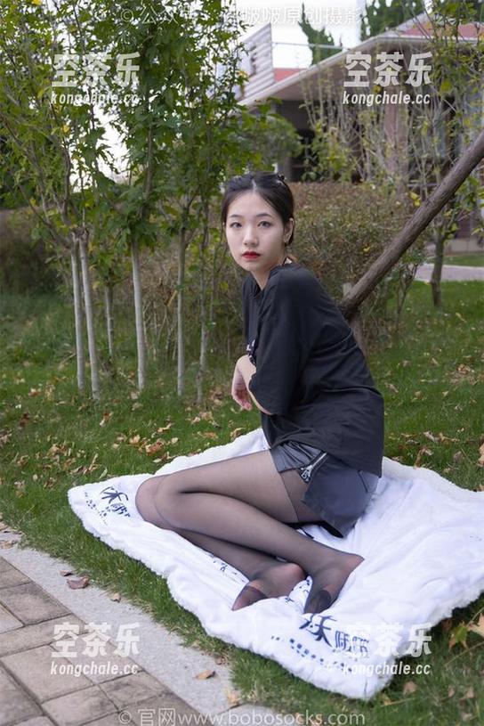 袜啵啵-苏苏 袜啵啵 - 是我,苏苏,日常必备的白袜子,原图跟你思考穿搭哲学——图包随便捡!