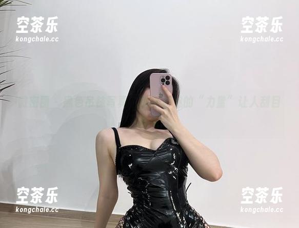 铁锤姐姐 微密圈 - 黑色吊袜写真,铁锤姐姐的“力量”让人刮目相看