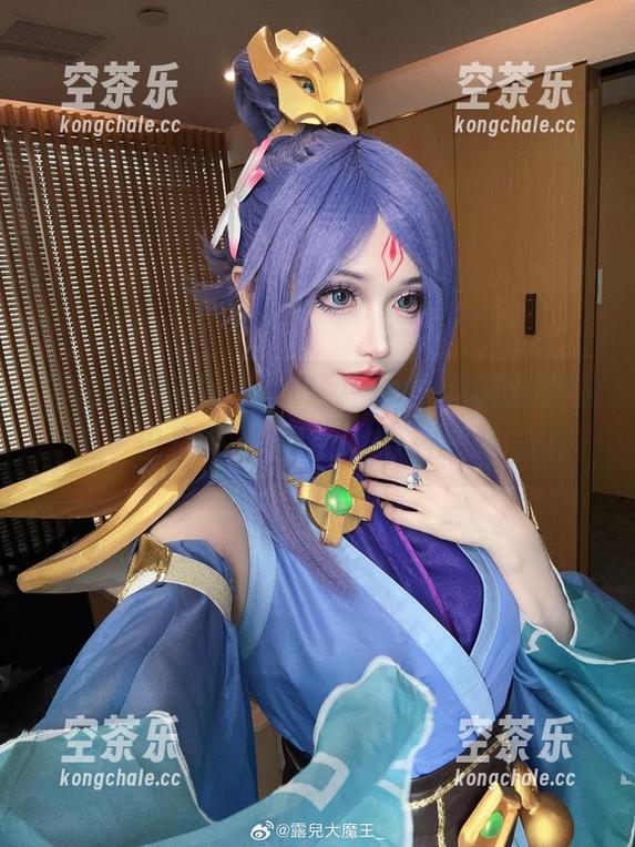 露儿大魔王 露儿大魔王的泳池资源,水面反射出的不仅是她,更是我的某种期待