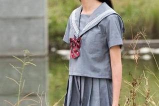 魔镜街拍 – 免费原图，婷婷就是这条黑丝在白色吊带裙里的合适代言人！