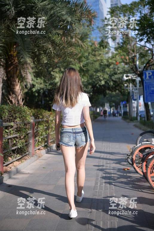魔镜街拍-婷婷 魔镜街拍 - 更新!婷婷把午后休闲变成了一种美学,灰裙轻松包揽你的目光